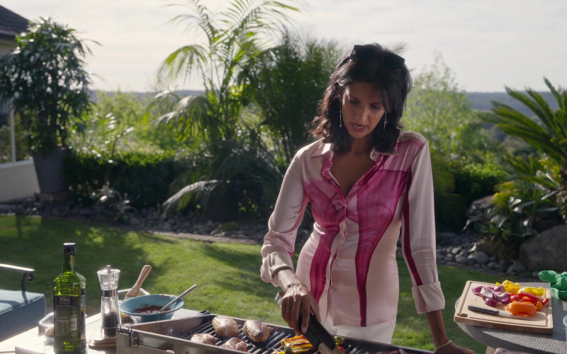 Pons Traditional Family Selection Extra Virgin Olive Oil of Poorna Jagannathan as Rana Jadmani in The Wilds S01E05 "Day Seven" (2020)