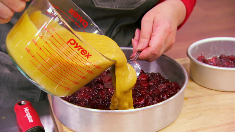 Pyrex Glass Measuring Cup in Holiday Baking Championship S07E06 Topsy-Turvy Holidays (2020)