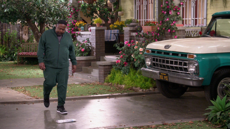 Ralph Green Tracksuit (Jacket and Sweatpants) of Cedric the Entertainer in The Neighborhood S03E04