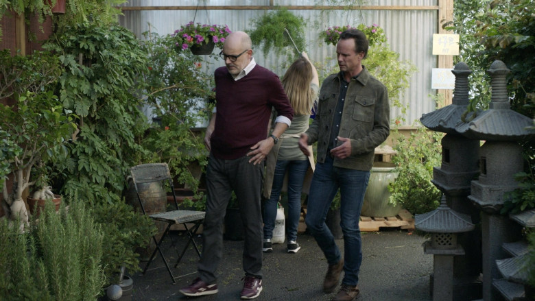 Reebok Sneakers of Rob Corddry as Forrest in The Unicorn S02E03 (2)