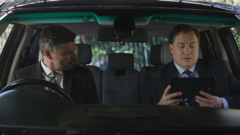 Samsung Galaxy Tablet of Brendan Fraser as Peter Swann in Professionals S01E05 (2)