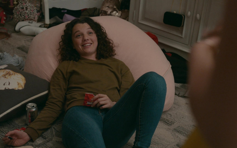 Skittles Candies and Diet Coca-Cola Soda of Stefania LaVie Owen as Becca Gilroy in The Wilds S01E08 (1)