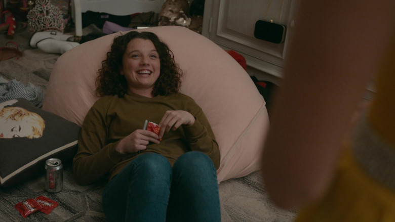 Skittles Candies and Diet Coca-Cola Soda of Stefania LaVie Owen as Becca Gilroy in The Wilds S01E08 (2)