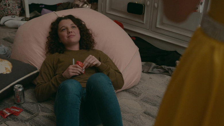 Skittles Candies and Diet Coca-Cola Soda of Stefania LaVie Owen as Becca Gilroy in The Wilds S01E08 (3)