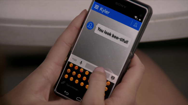 Sony Smartphone of Mary Mouser as Samantha LaRusso in Cobra Kai S01E03 (1)