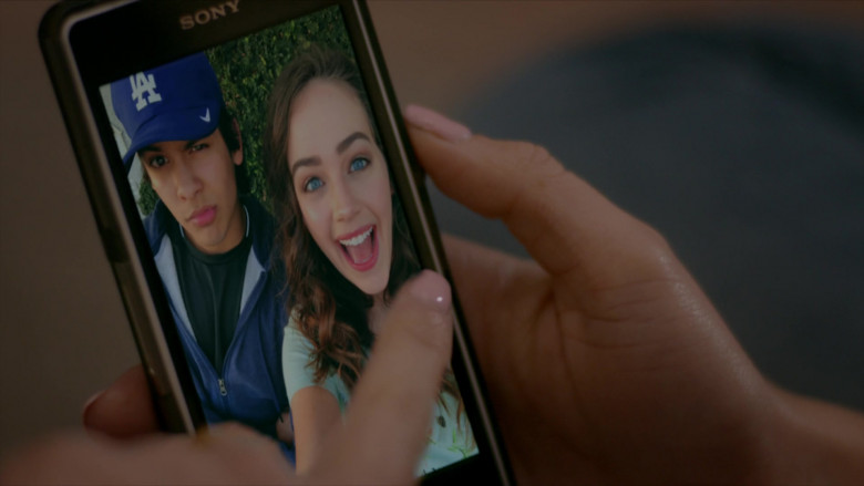 Sony Xperia Smartphone of Mary Mouser as Samantha LaRusso in Cobra Kai S01E08 Molting (1)