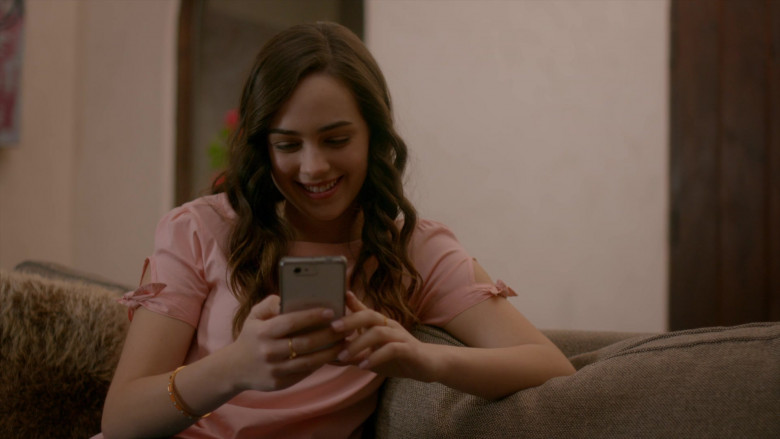 Sony Xperia Smartphone of Mary Mouser as Samantha LaRusso in Cobra Kai S01E08 Molting (2)