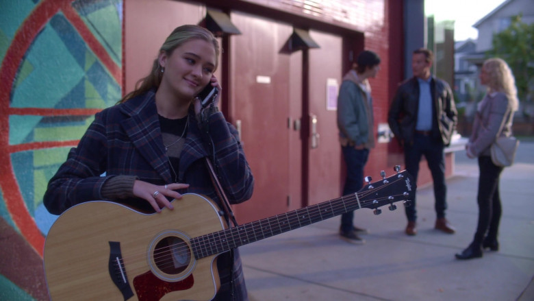 Taylor Guitar of Lizzy Greene as Sophie Dixon in A Million Little Things S03E04 (1)