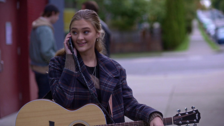 Taylor Guitar of Lizzy Greene as Sophie Dixon in A Million Little Things S03E04 (2)