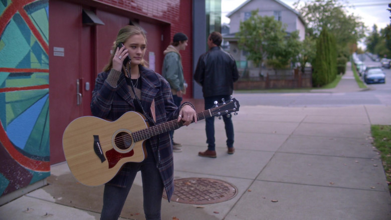 Taylor Guitar of Lizzy Greene as Sophie Dixon in A Million Little Things S03E04 (3)