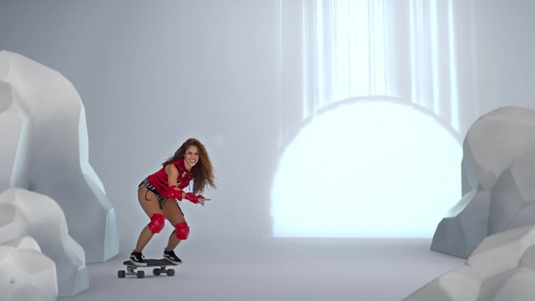 Vans Sneakers of Shakira in “Girl Like Me” Music Video (3)