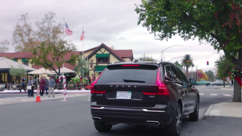 Volvo XC60 Black SUV in A Very Charming Christmas Town Movie (2)