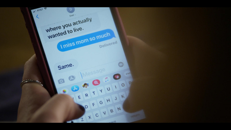 AT&T and Apple iMessage App in Walker S01E02 (2)