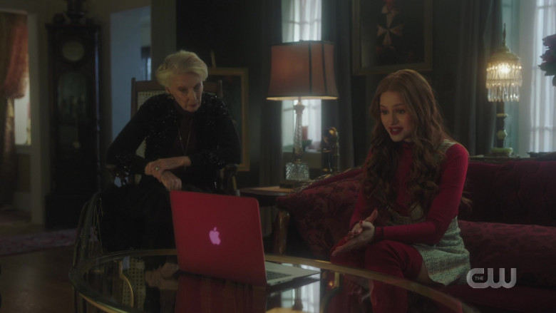 Apple MacBook Air Laptop of Madelaine Petsch as Cheryl Blossom in Riverdale S05E02 (1)