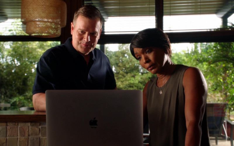 Apple MacBook Laptop of Angela Bassett as Athena Carter Grant Nash, LAPD patrol sergeant in 9-1-1 S04E01