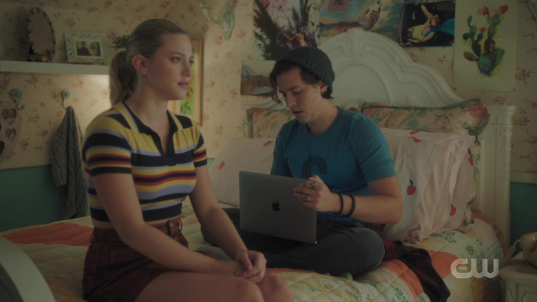 Apple MacBook Laptop of Cole Sprouse as Jughead Jones in Riverdale S05E02