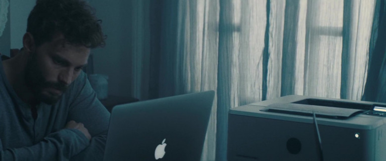 Apple MacBook Laptop of Jamie Dornan as Dennis Dannelly in Synchronic (2019)