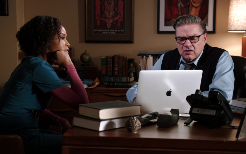 Apple MacBook Laptop of Oliver Platt as Dr. Daniel Charles, the chief of the psychiatry department (3)