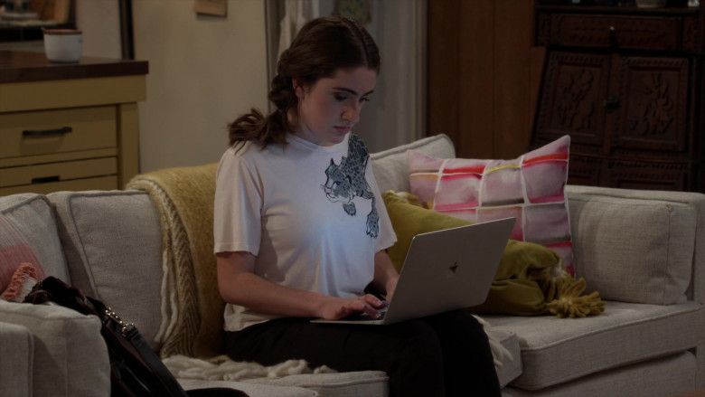 Apple MacBook Laptop of Rachel Sennott as Jackie Raines in Call Your Mother S01E03 (1)