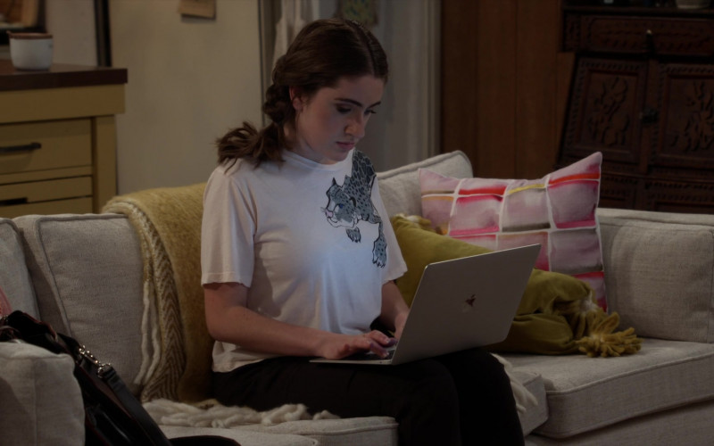 Apple MacBook Laptop of Rachel Sennott as Jackie Raines in Call Your Mother S01E03 (1)