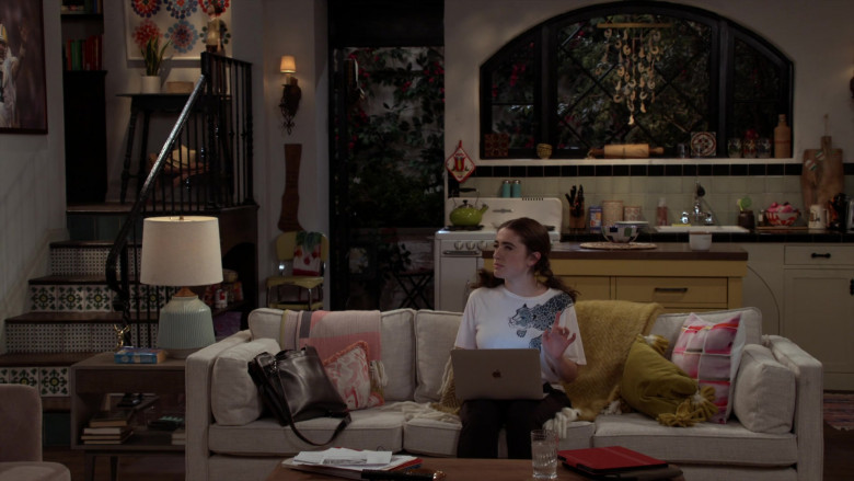 Apple MacBook Laptop of Rachel Sennott as Jackie Raines in Call Your Mother S01E03 (2)