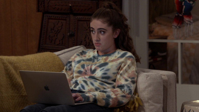 Apple MacBook Laptop of Rachel Sennott as Jackie Raines in Call Your Mother S01E03 (3)