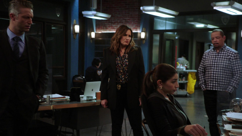 Apple MacBook Laptops in Law & Order Special Victims Unit S22E06 (2)