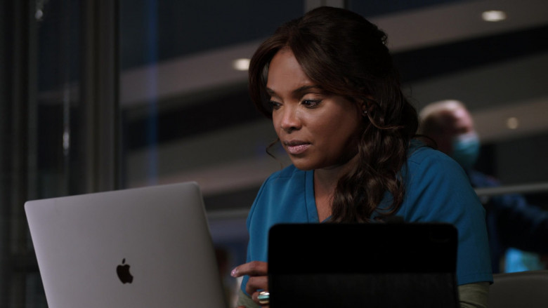 Apple MacBook Pro Laptop Used by Marlyne Barrett as Maggie Lockwood in Chicago Med S06E04