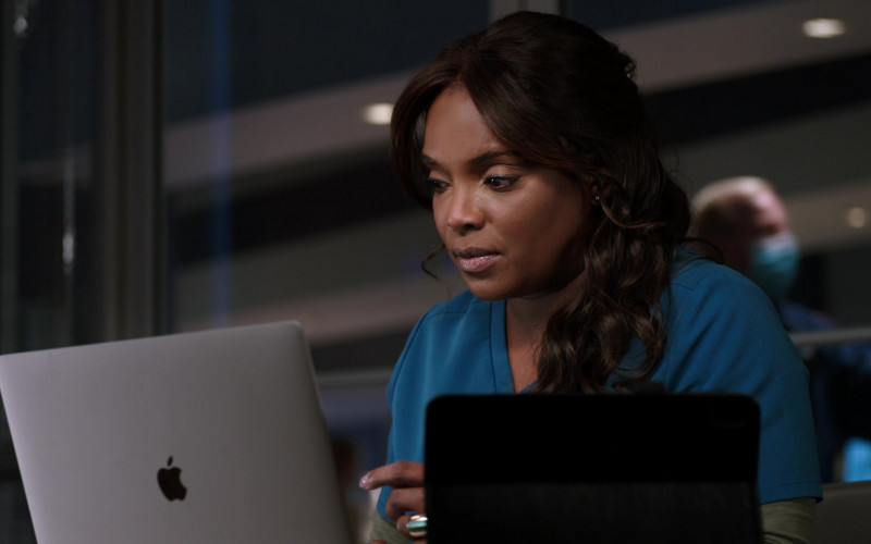 Apple MacBook Pro Laptop Used by Marlyne Barrett as Maggie Lockwood in Chicago Med S06E04