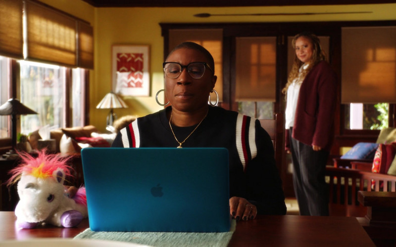 Apple MacBook Pro Laptop of Aisha Hinds as Henrietta ‘Hen' Wilson in 9-1-1 S04E02 Alone Together (2021)