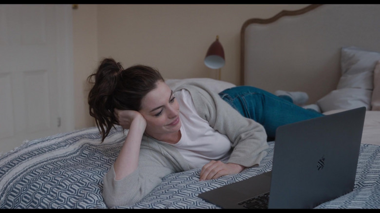 Apple MacBook Pro Laptop of Anne Hathaway as Linda Thurman in Locked Down (1)