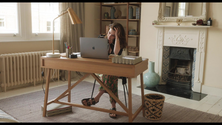 Apple MacBook Pro Laptop of Anne Hathaway as Linda Thurman in Locked Down (5)