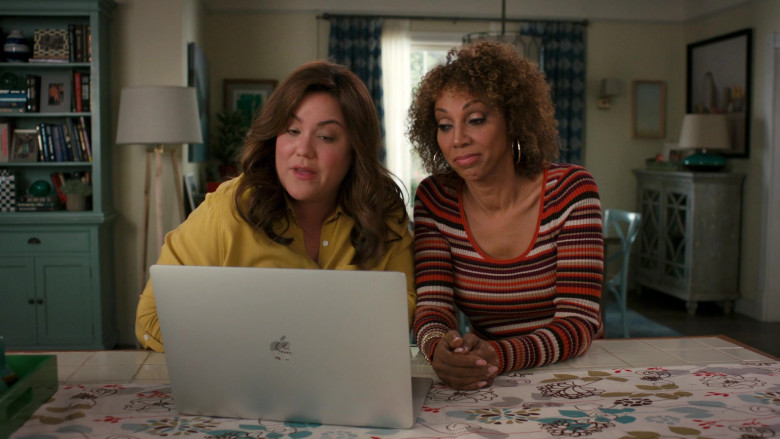 Apple MacBook Pro Laptop of Katy Mixon in American Housewife S05E06 (1)