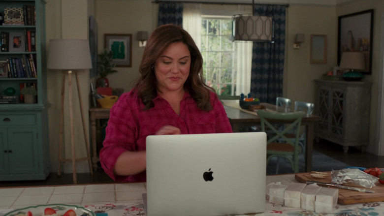Apple MacBook Pro Laptop of Katy Mixon in American Housewife S05E06 (2)