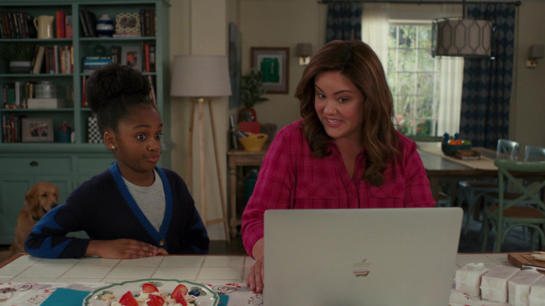 Apple MacBook Pro Laptop of Katy Mixon in American Housewife S05E06 (3)