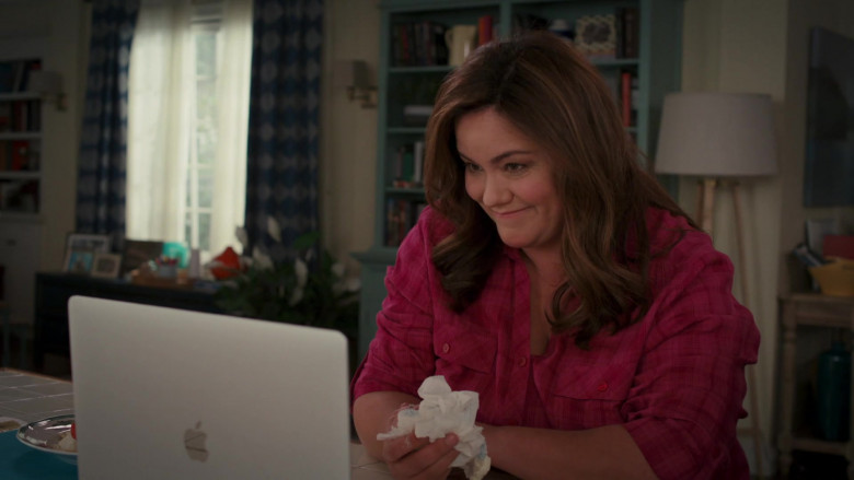 Apple MacBook Pro Laptop of Katy Mixon in American Housewife S05E06 (4)