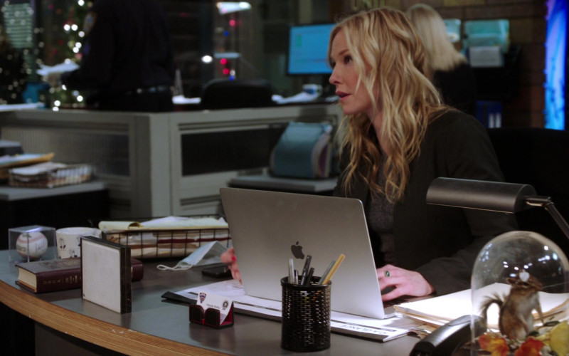 Apple MacBook Pro Laptop of Kelli Giddish as Amanda Rollins in Law & Order SVU S22E04 (1)