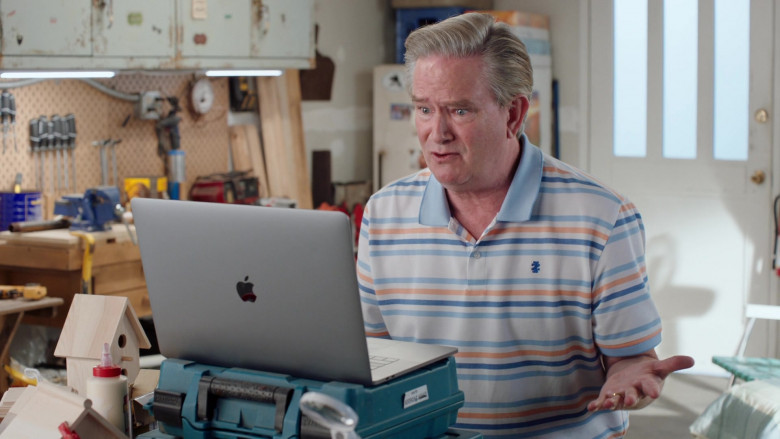 Apple MacBook Pro Laptop of Mark McKinney as Glenn Sturgis in Superstore S06E05