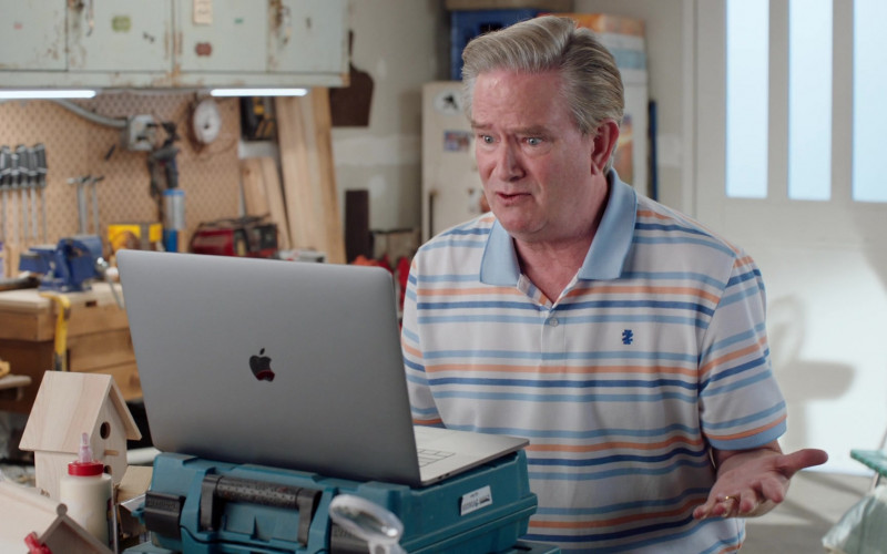Apple MacBook Pro Laptop of Mark McKinney as Glenn Sturgis in Superstore S06E05