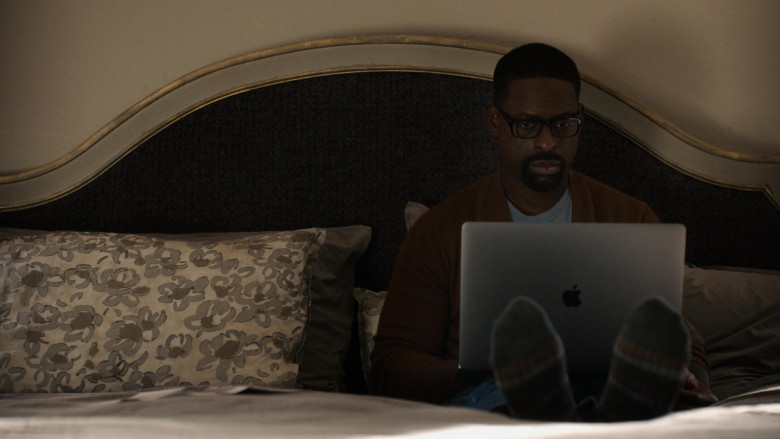 Apple MacBook Pro Laptop of Sterling K. Brown as Randall Pearson in This Is Us S05E05 (1)