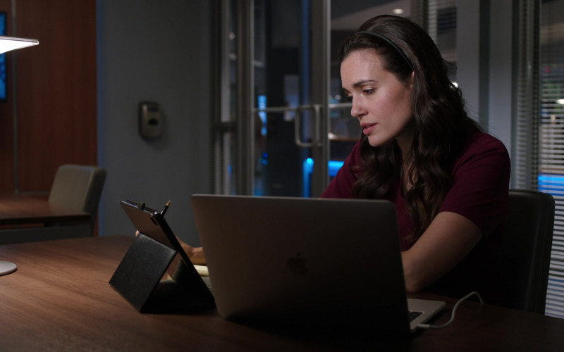 Apple MacBook Pro Laptop of Torrey DeVitto as Dr. Natalie Manning in Chicago Med S06E03