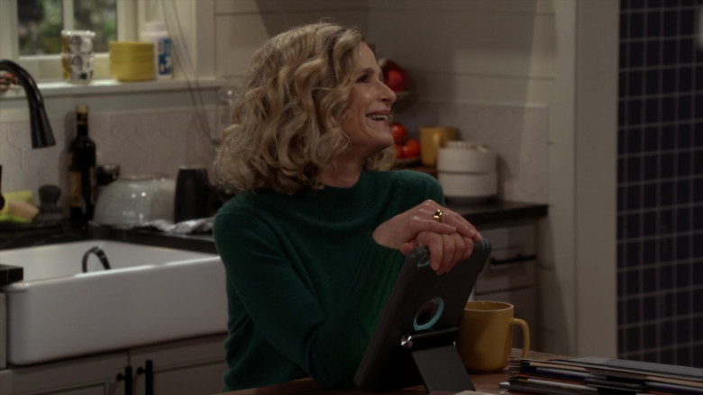 Apple iPad Tablet of Kyra Sedgwick as Jean Raines in Call Your Mother S01E03 (2)