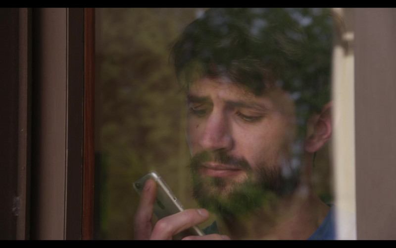 Apple iPhone Smartphone of James Lafferty as Jeremy Davis in Everyone Is Doing Great S01E01 (1)