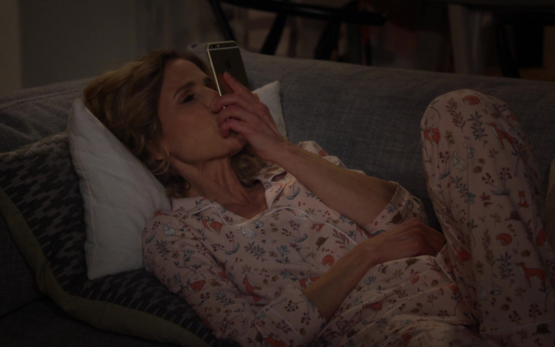 Apple iPhone Smartphone of Kyra Sedgwick as Jean Raines in Call Your Mother S01E01