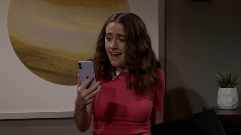 Apple iPhone Smartphone of Rachel Sennott as Jackie Raines in Call Your Mother S01E02