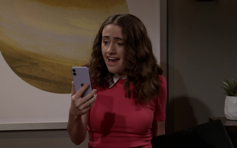 Apple iPhone Smartphone of Rachel Sennott as Jackie Raines in Call Your Mother S01E02