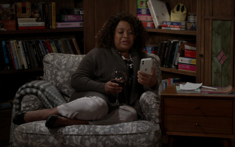 Apple iPhone Smartphone of Sherri Shepherd as Sharon in Call Your Mother S01E02