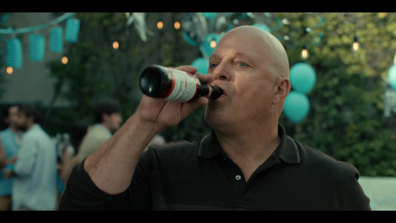 Budweiser Beer Enjoyed by Michael Chiklis as Ben Clemens in Coyote S01E01