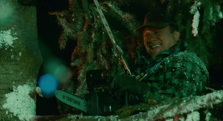 Craftsman Chainsaw of Danny DeVito as Buddy Hall in Deck the Halls (1)