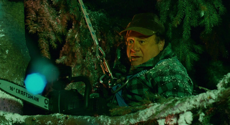 Craftsman Chainsaw of Danny DeVito as Buddy Hall in Deck the Halls (2)